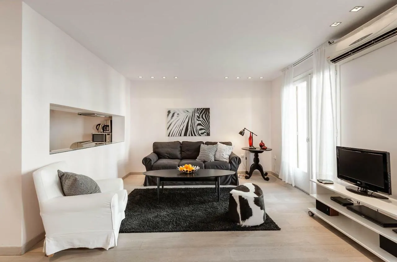 Stylish White 4 Ppl Apartment In City Center Soluň