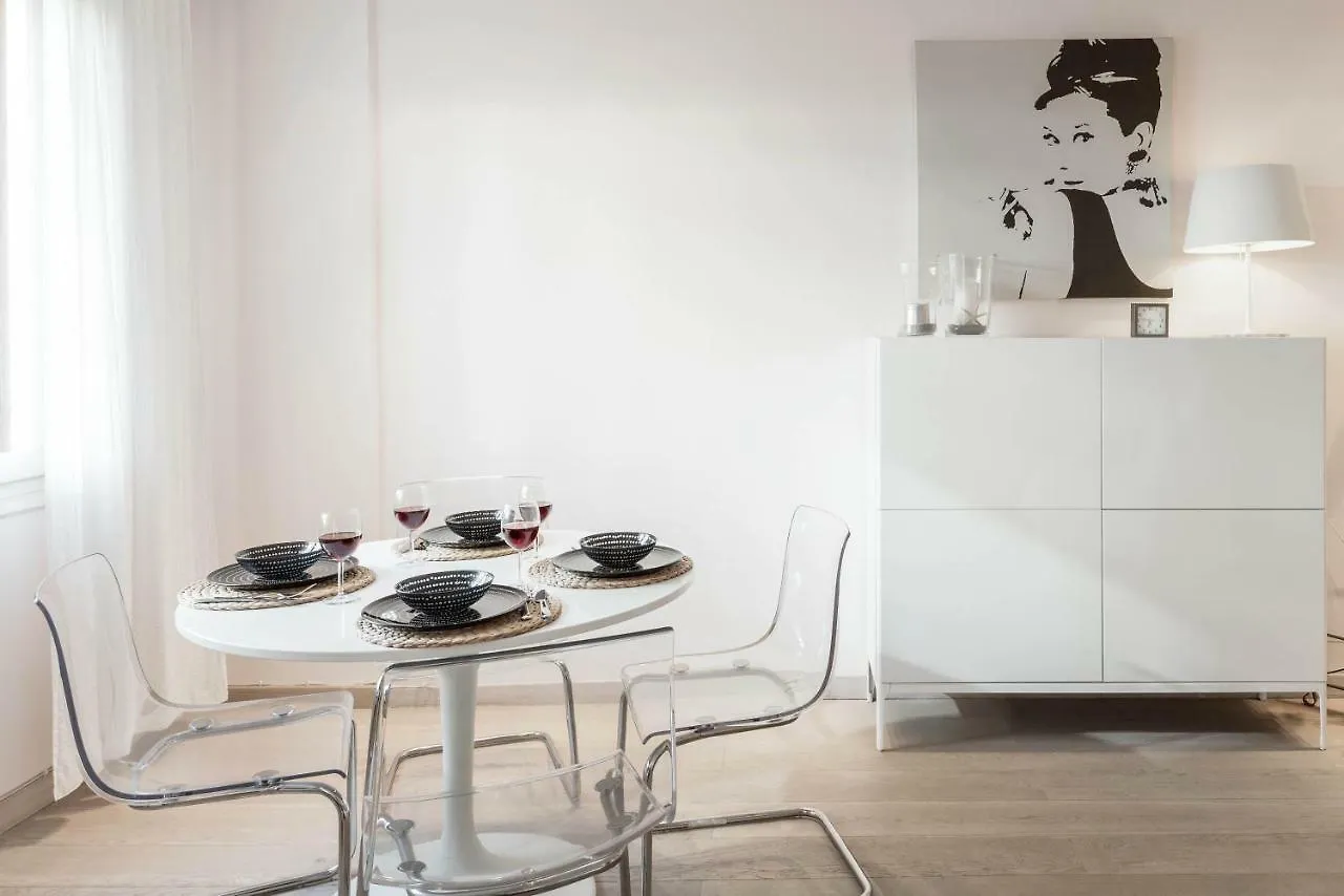 Stylish White 4 Ppl Apartment In City Center Soluň 0*,
