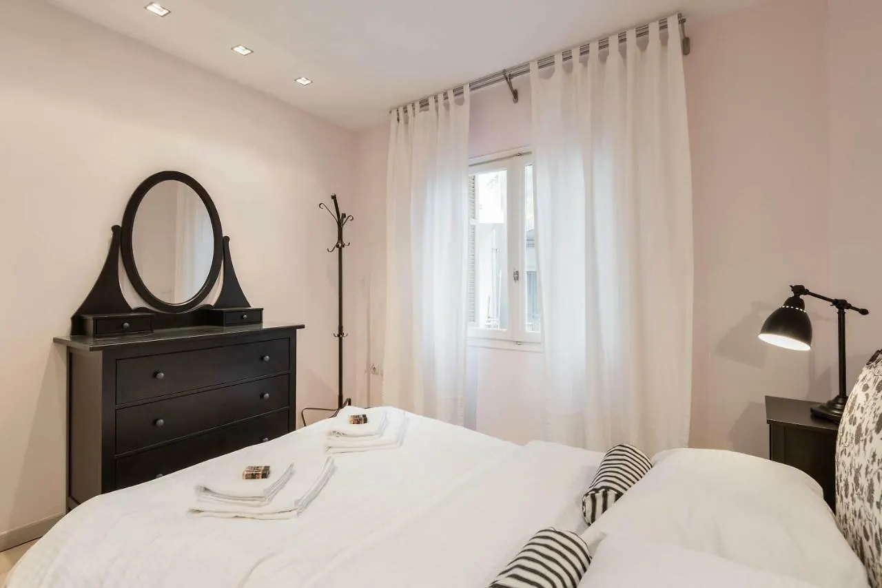 Stylish White 4 Ppl Apartment In City Center Soluň